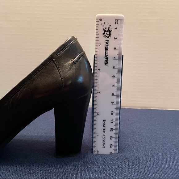 Enzo Angiolini black leather high heeled pump. Size 6. - Picture 10 of 10
